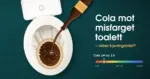 Illustrasjon av et toalett sett ovenfra der cola helles fra en brun glassflaske ned i en skål med brune misfarginger og kalkrand, ved siden av teksten «Cola mot misfarget toalett – virker kjerringrådet?» og en pH-skala som viser at cola har pH ca. 2,5.