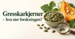 En skål med grønne gresskarkjerner, en gresskarbåt og et forstørrelsesglass ved teksten «Gresskarkjerner – hva sier forskningen?».