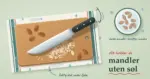Illustrasjon sett ovenfra av en skjærefjøl som ligger stødig på et fuktig kjøkkenhåndkle med vanndråper, der en kokkekniv hakker en pen haug mandler, ved siden av en bolle med kalde, rimete mandler og teksten «slik hakker du mandler uten søl».