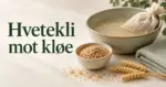 En skål med hvetekli, en tøypose i en bolle med vann, hveteaks og vaskekluter ved siden av teksten «Hvetekli mot kløe».
