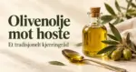 En flaske olivenolje, en skje med olje og en olivenkvist på lys bakgrunn med teksten «Olivenolje mot hoste – Et tradisjonelt kjerringråd».