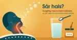 Illustrasjon av en person i strikkegenser som lener hodet bakover og gurgler, med en rødglødende sår hals og bobler som stiger fra munnen, ved siden av et glass lunkent vann som det helles salt i fra en teskje og et honningglass, med teksten «Sår hals? Gurgling med lunkent saltvann er det best dokumenterte kjerringrådet».